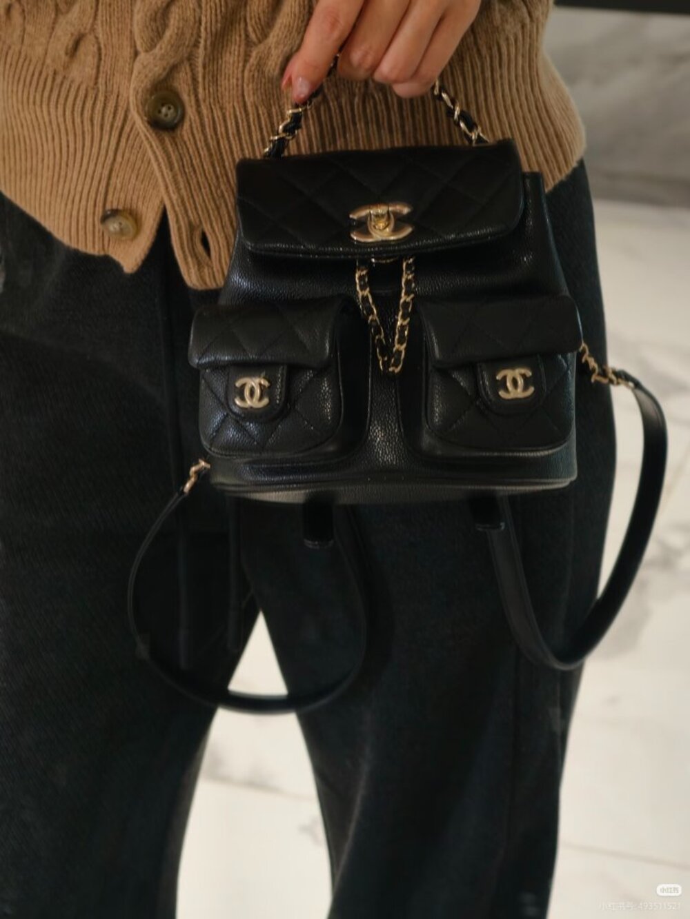 Classic CHANEL bag: A Stylish and Versatile Choice for Elegance - Picture 6 of 6